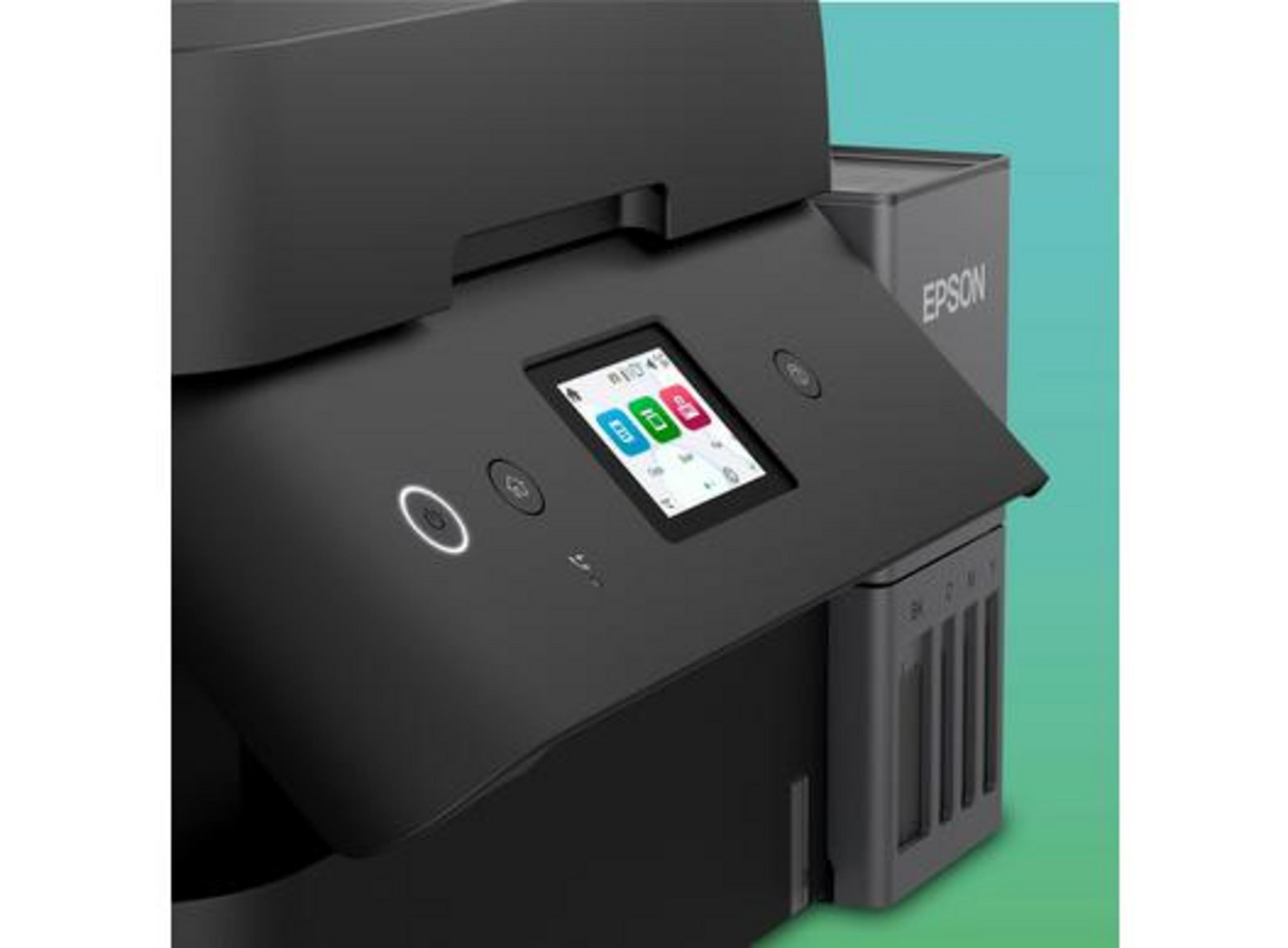 Primo piano di una stampante nera Epson con schermo LCD e serbatoi d'inchiostro laterali su sfondo verde acqua.
