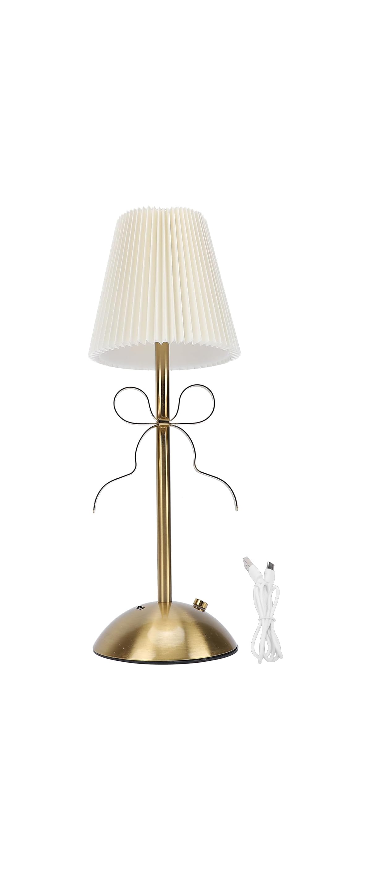 Eine goldene Tischlampe mit weißem Plisseeschirm, dekorativer Schleife am Stab und weißem Ladekabel daneben.