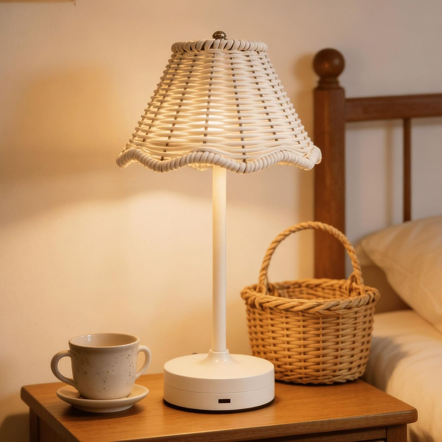 Eine Tischlampe mit Rattanschirm, eine Tasse und ein kleiner Korb stehen auf einem Nachttisch.