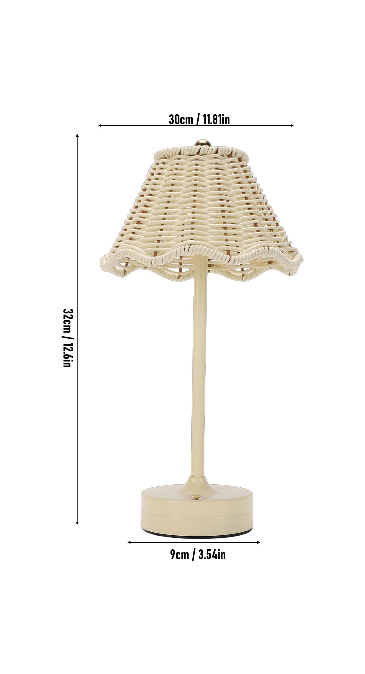 Beige Tischlampe mit Rattanschirm auf weißem Hintergrund, inklusive Maßangaben in Zentimetern und Zoll.
