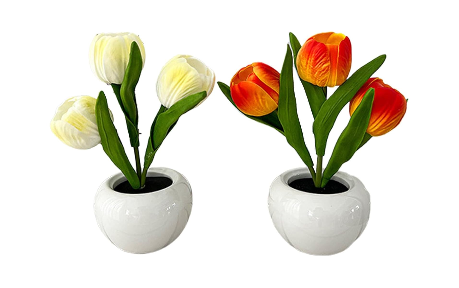 Zwei weiße Keramiktöpfe mit künstlichen Tulpen: links drei weiße, rechts drei orange-rote.