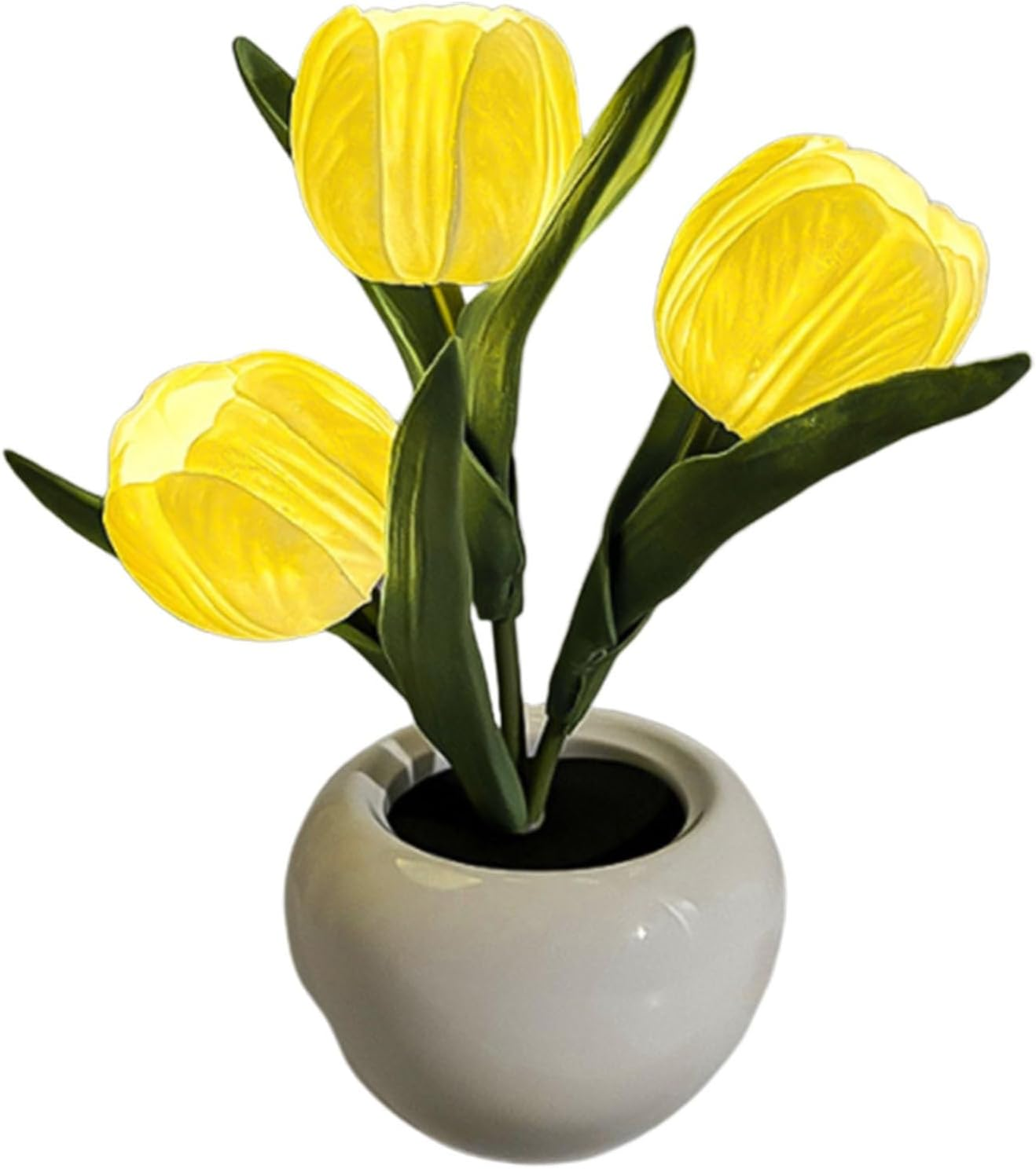 Drei gelbe Tulpen mit grünen Blättern in einem runden weißen Keramiktopf auf weißem Hintergrund.