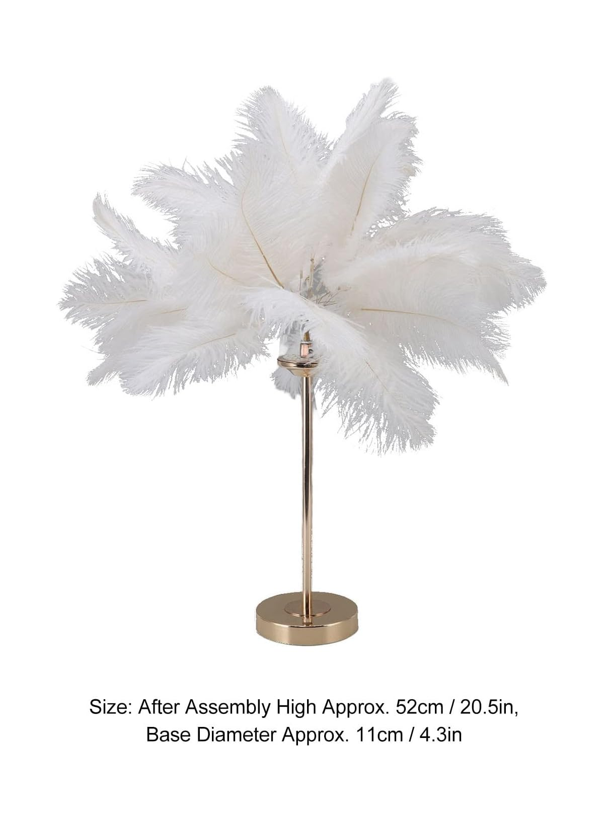 Eine elegante Tischlampe mit goldenem Ständer und einem Schirm aus flauschigen weißen Federn auf weißem Hintergrund.
