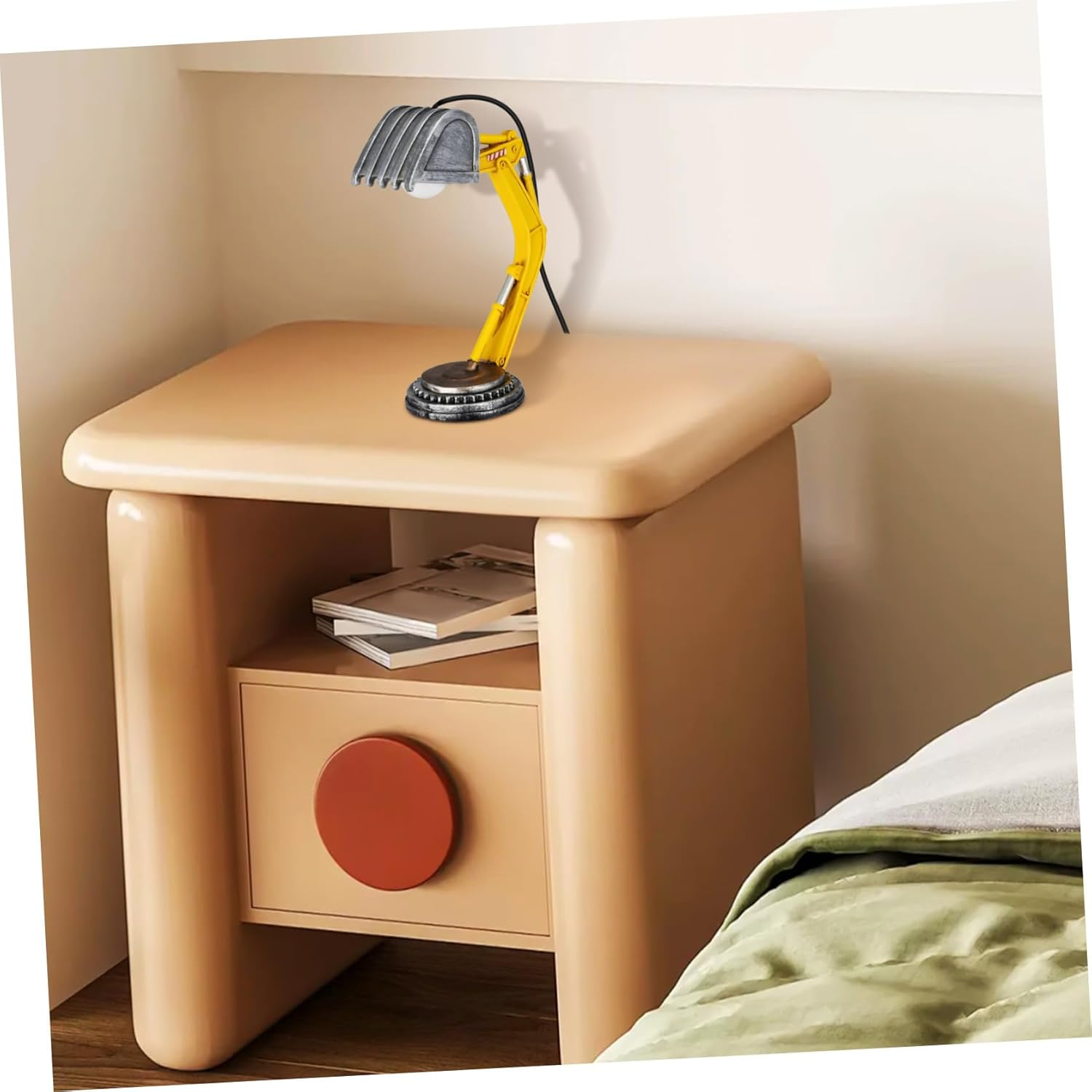 Eine gelbe Baggerlampe steht auf einem beigefarbenen Nachttisch mit Schublade und Büchern.