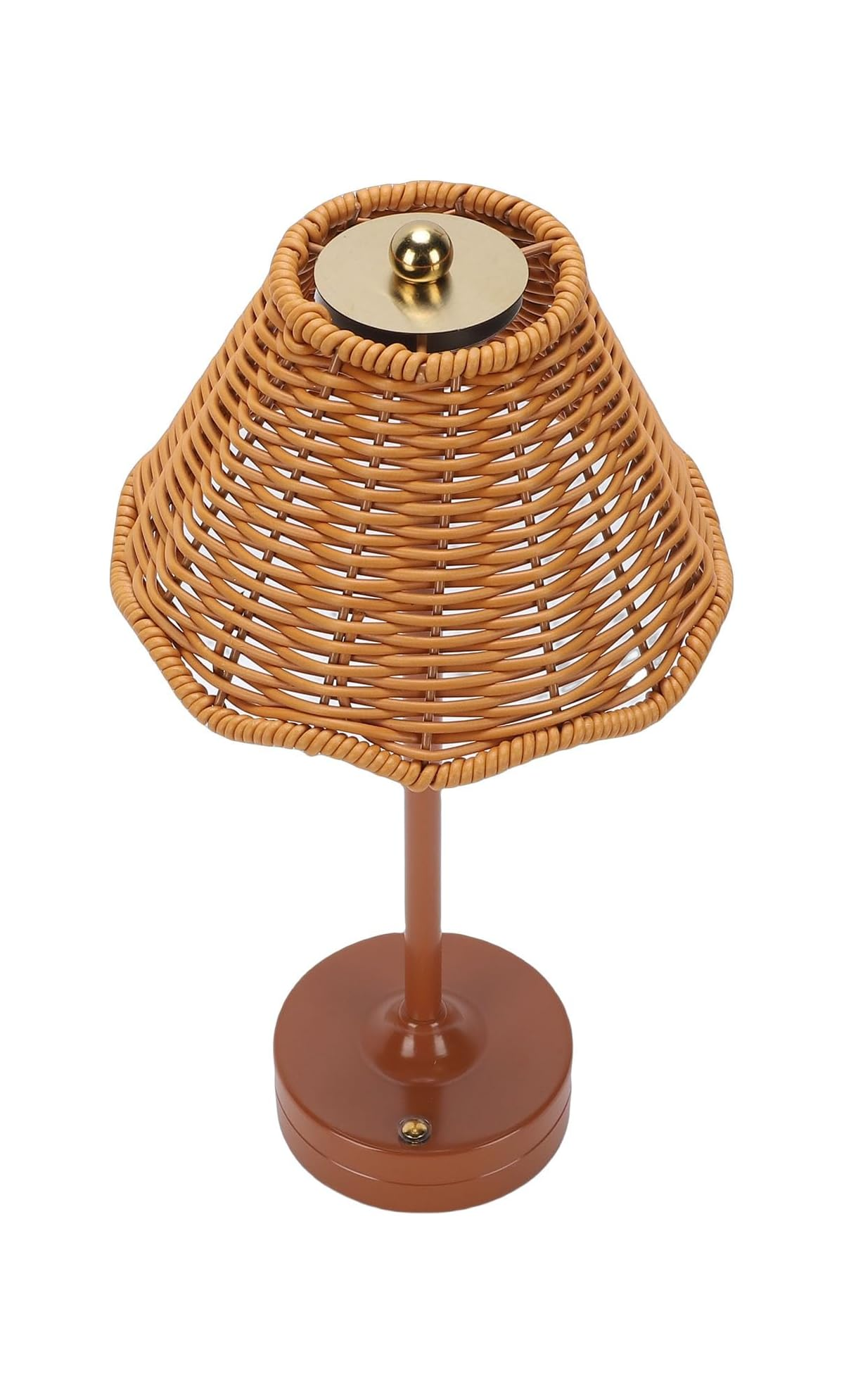 Eine kleine Tischlampe mit geflochtenem Rattan-Schirm, braunem Metallsockel und goldenem Knopf oben.