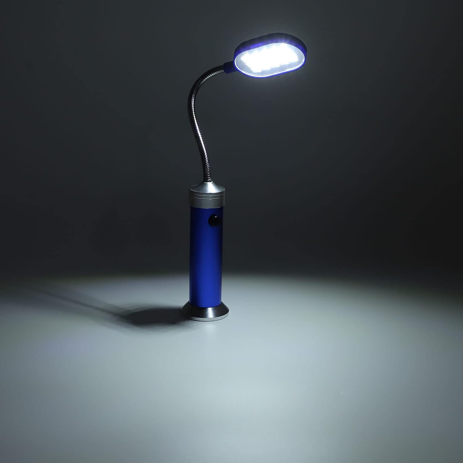 Eine blau-silberne LED-Schreibtischlampe mit flexiblem Hals steht beleuchtet vor dunklem Hintergrund und wirft Licht nach unten.