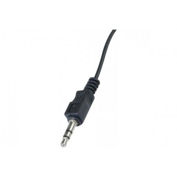 Ein schwarzes Audiokabel mit einer 3,5-mm-Klinke auf weißem Hintergrund.