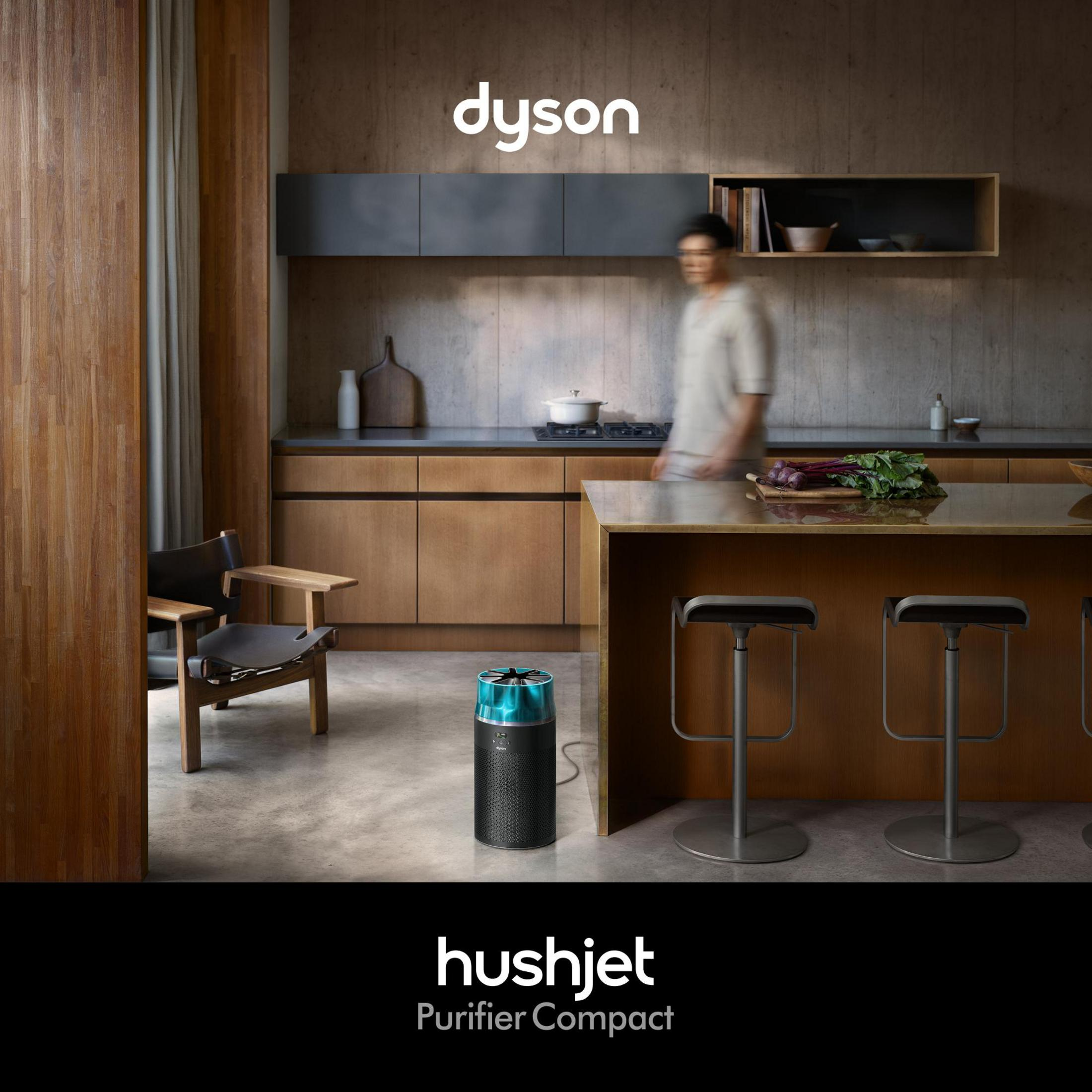 Un purificatore compatto Dyson Hushjet si trova in una cucina moderna con mobili in legno.