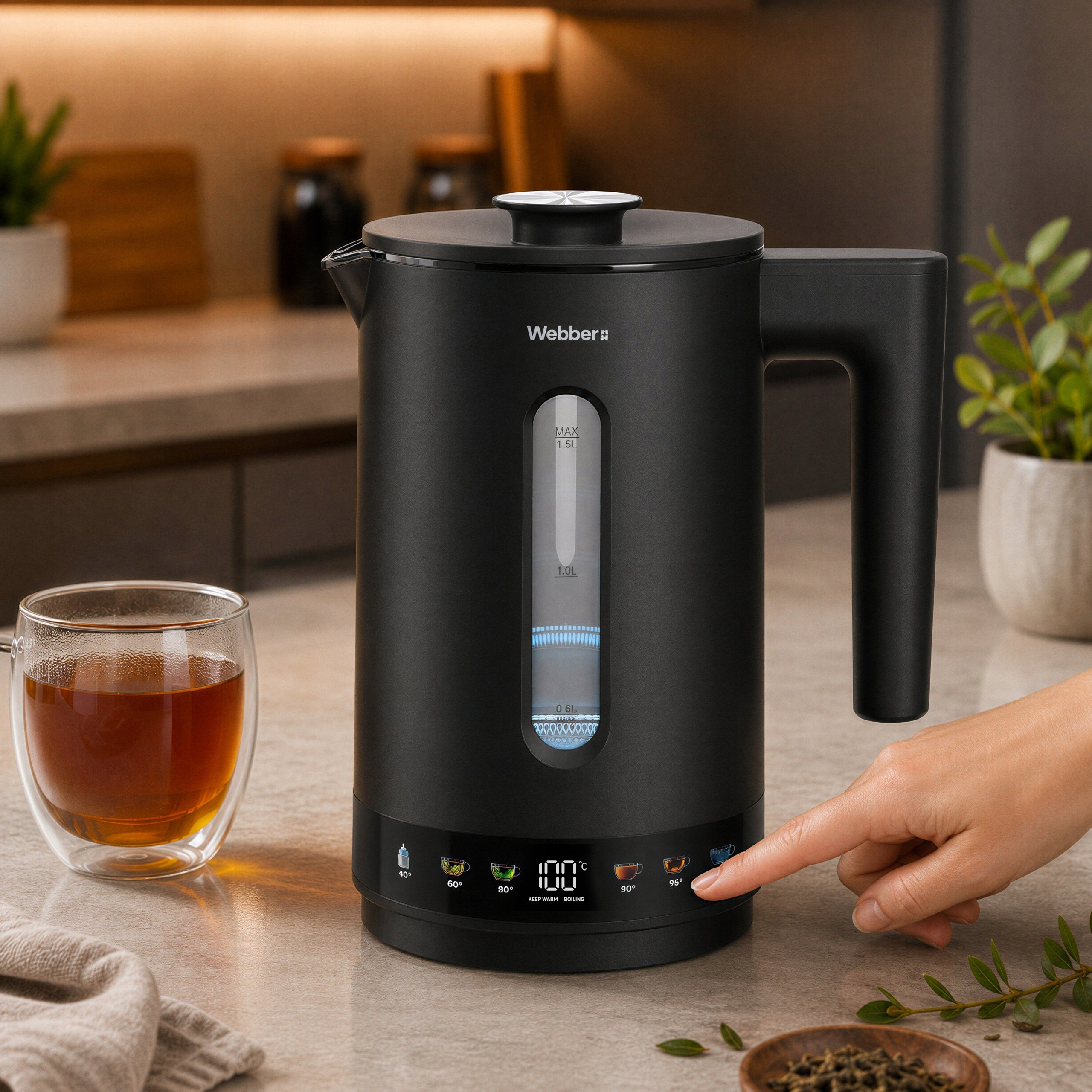 Ein Finger berührt das Display eines modernen, schwarzen Webber-Wasserkochers auf einer Küchentheke mit Teetasse.