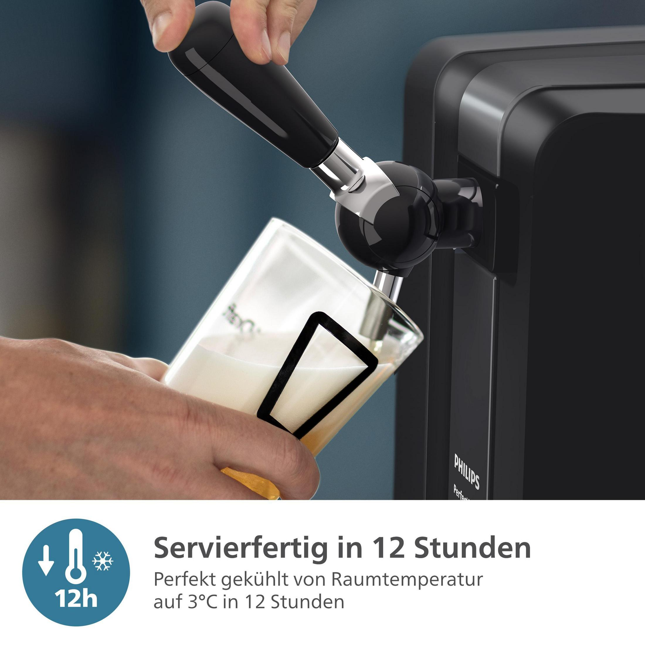 Eine Person zapft Bier aus einem schwarzen Zapfhahn in ein Glas, mit Text zur Kühlung in 12 Stunden.