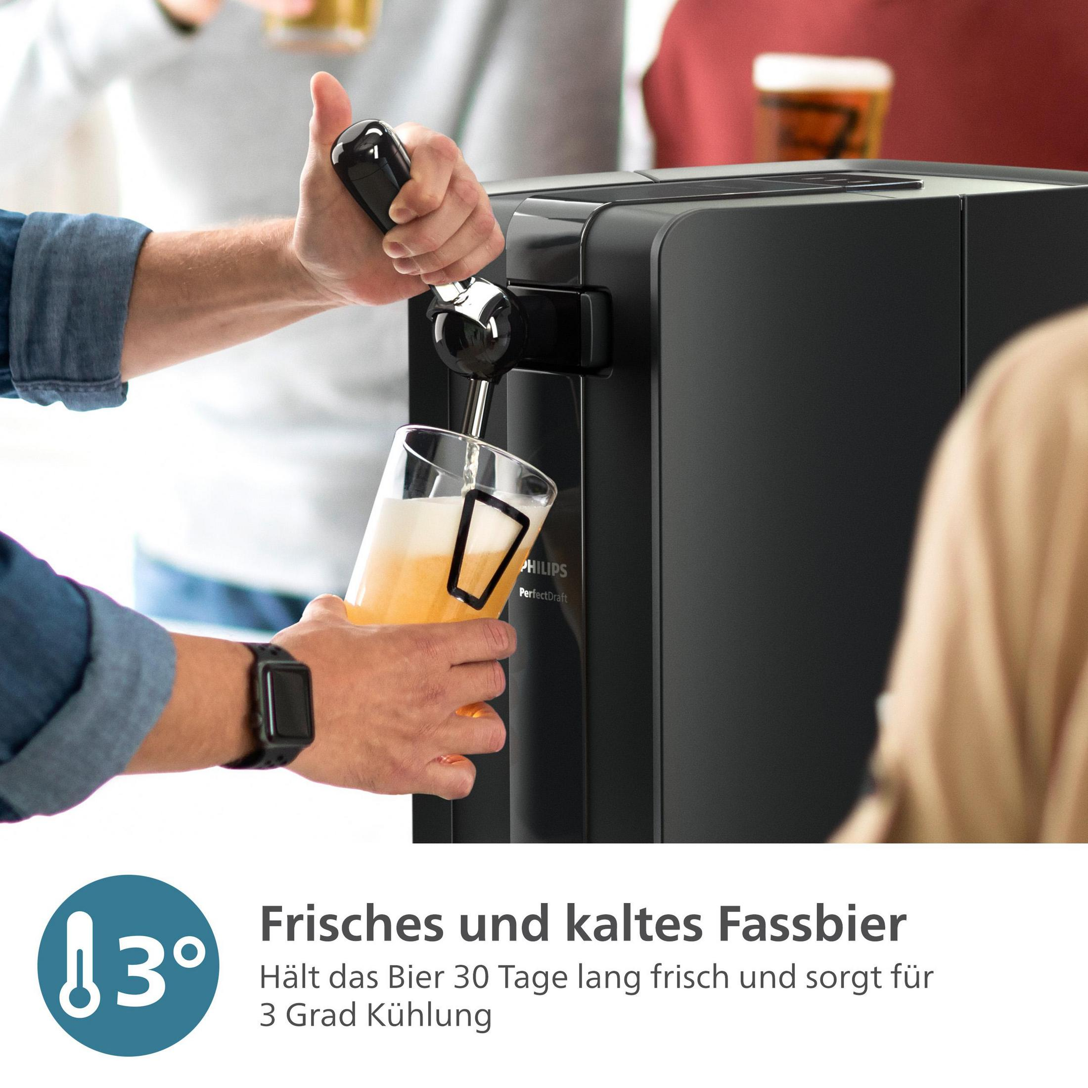 Ein Mann zapft frisch gekühltes Bier aus einem schwarzen Philips Zapfhahn in ein Glas.