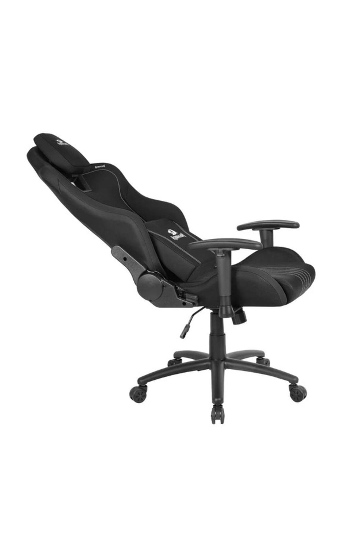 Beyaz arka planda tekerlekli, ayarlanabilir kolçaklı ve yatar sırtlıklı siyah ergonomik oyun koltuğu.