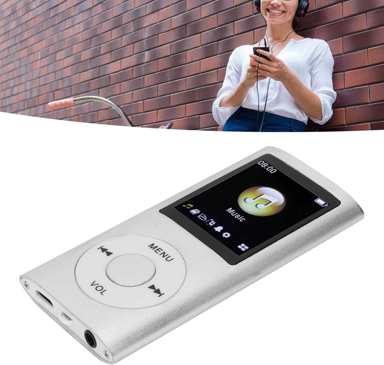 Ein silberner MP3-Player mit Farbdisplay und kreisförmigem Steuerungsfeld liegt schräg auf einer weißen Oberfläche.