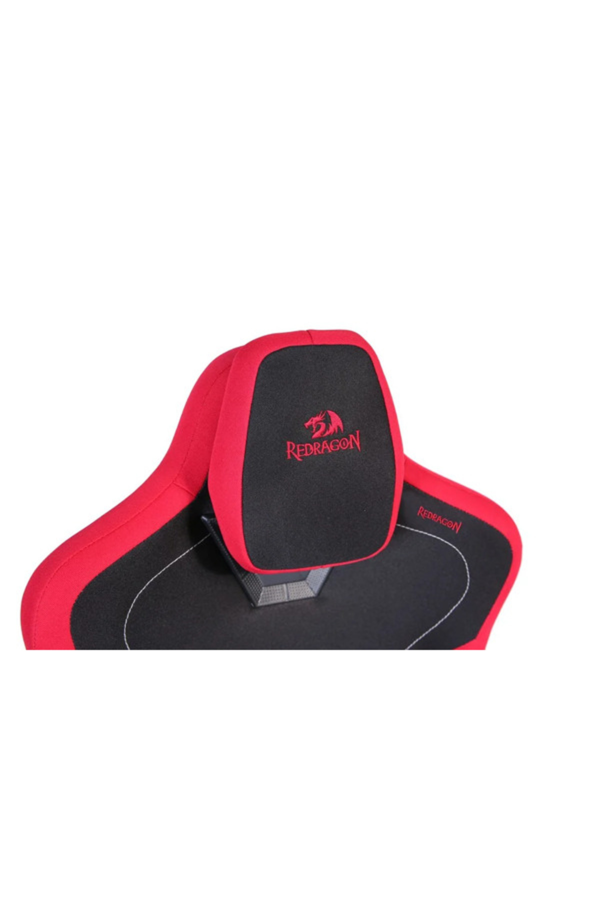 Beyaz arka planda başlığında Redragon logosu bulunan kırmızı-siyah oyuncu koltuğunun üst kısmı.