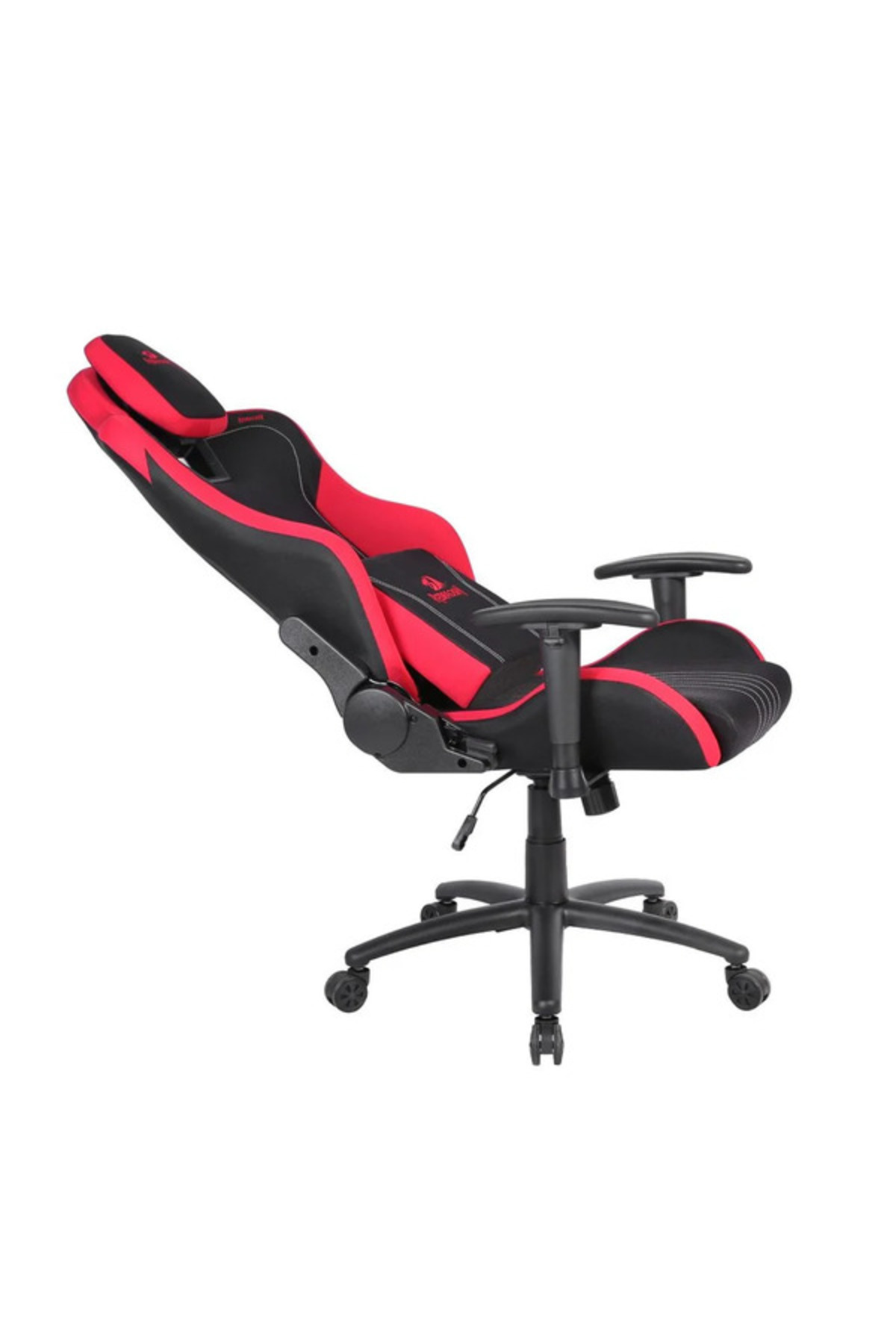 Beyaz arka planda ayarlanabilir kolçaklara ve tekerlekli tabana sahip siyah ve kırmızı ergonomik oyuncu koltuğu.