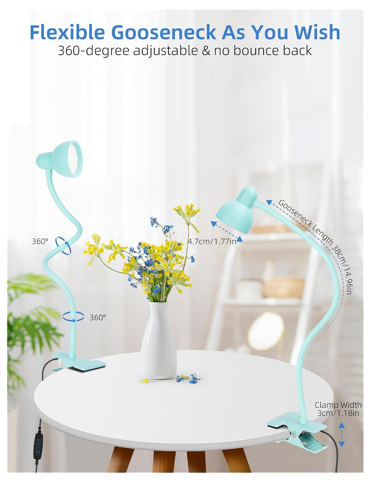 Zwei blaue Klemmlampen mit flexiblen Hälsen und blauen und gelben Blumen auf einem Tisch.