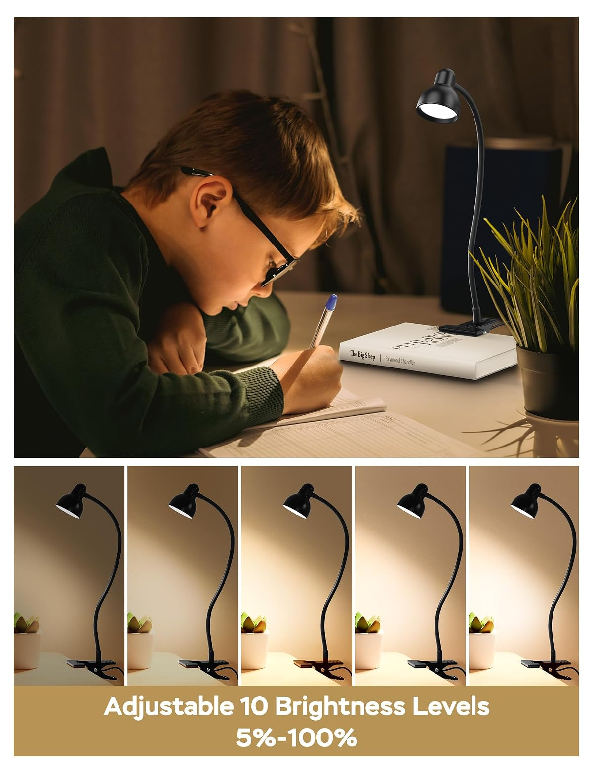 Ein Junge mit Brille schreibt am Schreibtisch, beleuchtet von einer kleinen schwarzen Klemmleuchte daneben.