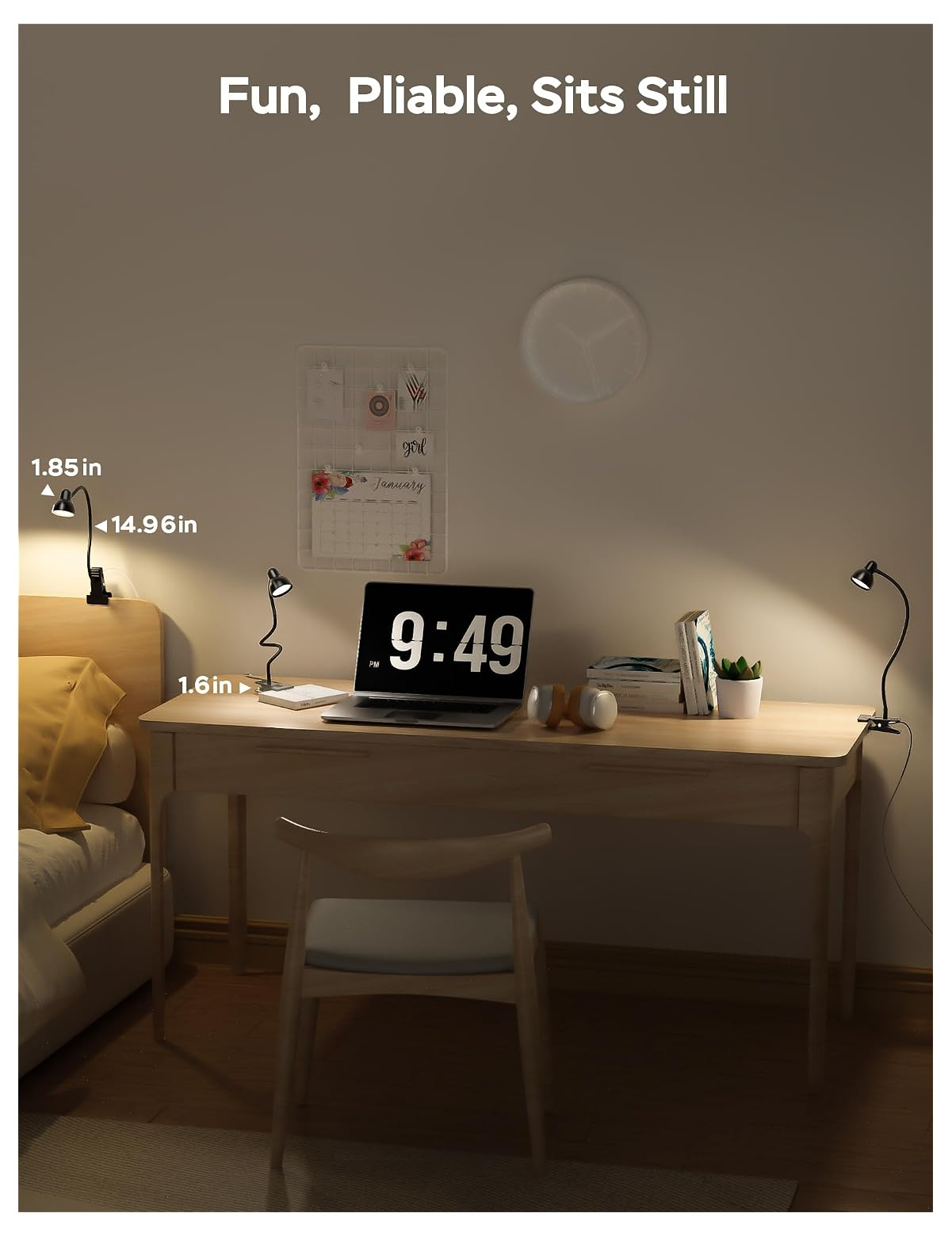 Ein beleuchteter Schreibtisch mit Laptop, Stuhl und flexiblen Lampen in einem Raum.