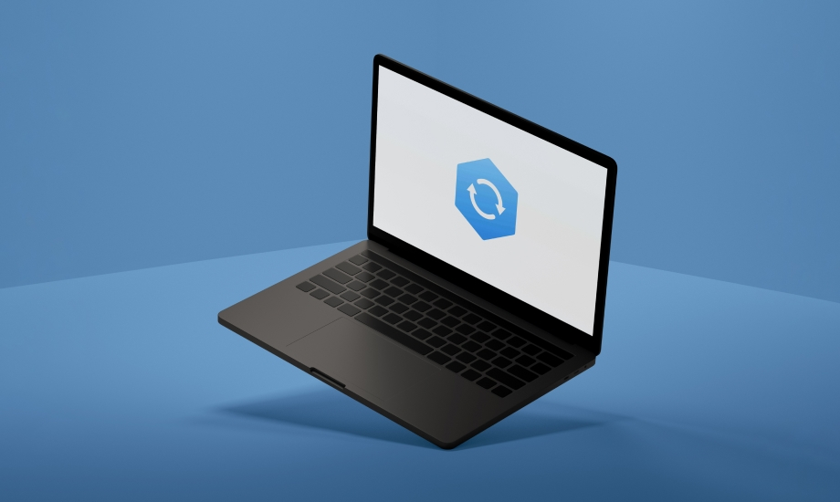 Ein schwarzer Laptop vor einfarbig blauem Hintergrund zeigt ein blaues Sechseck-Symbol mit weißen Ladesymbolen.