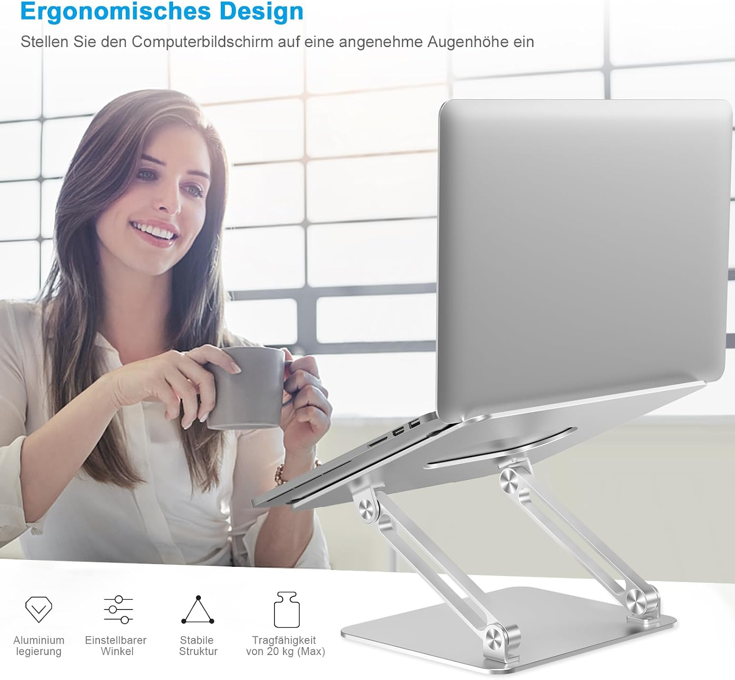 Eine Frau hält eine Tasse, während ein Laptop auf einem verstellbaren Aluminiumständer steht.