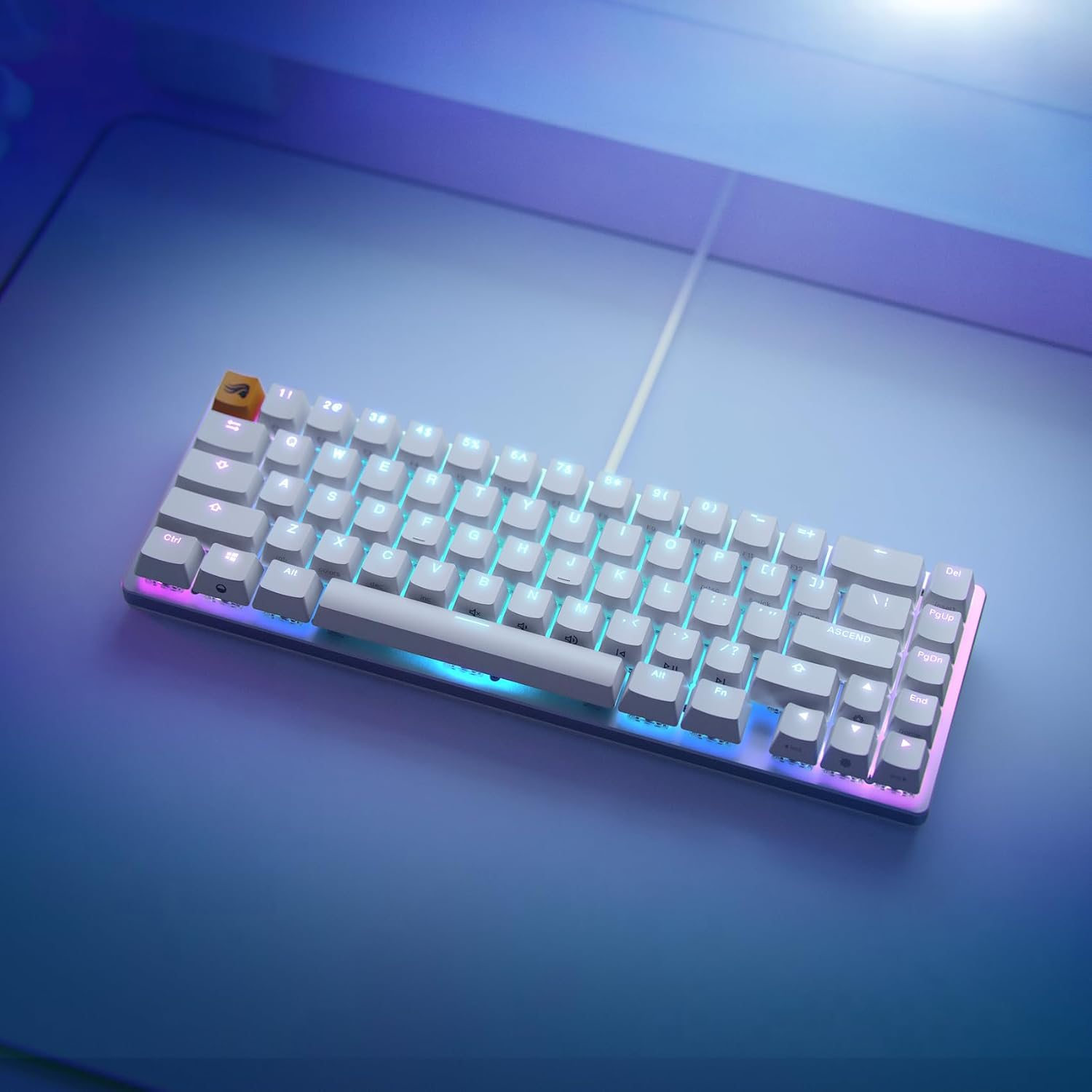 RGB arka aydınlatmalı beyaz bir mekanik klavye mavi bir yüzey üzerinde duruyor.