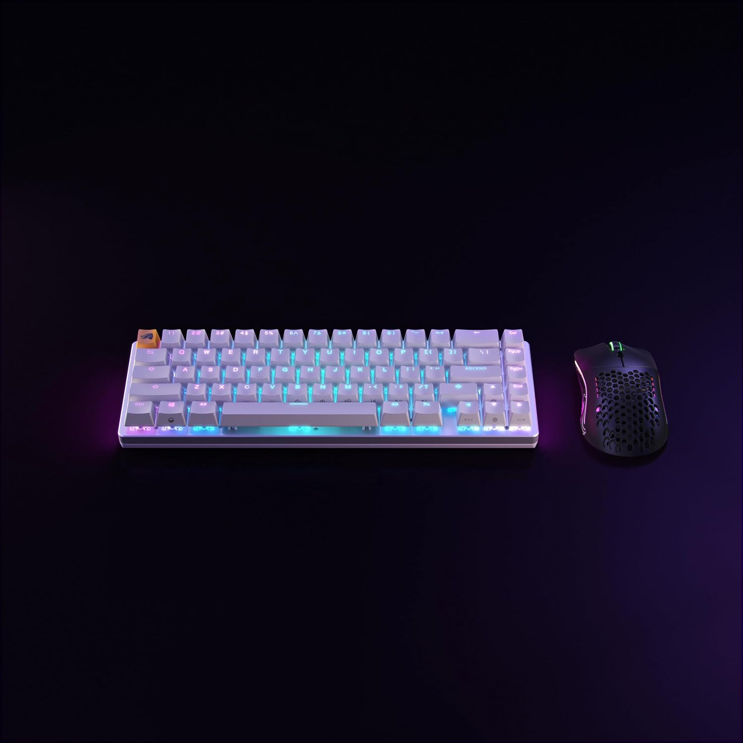 Karanlık bir arka planda renkli RGB aydınlatmalı beyaz mekanik klavye ve siyah delikli fare.