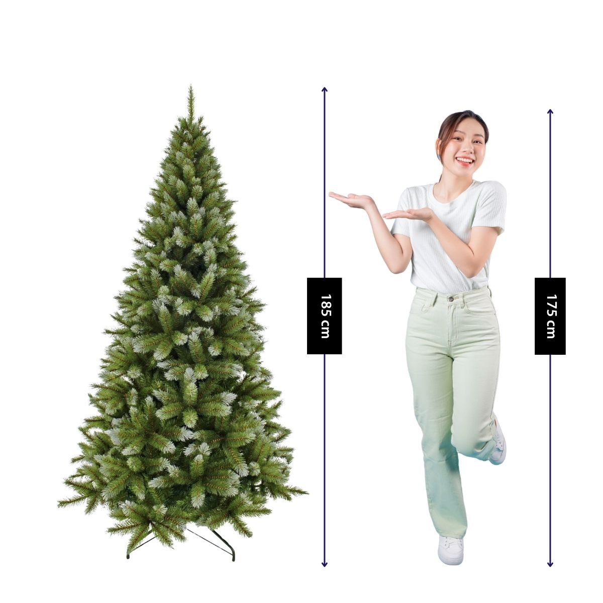 Une femme souriante se tient à côté d'un sapin de Noël artificiel avec des flèches de mesure de 185 cm et 175 cm.