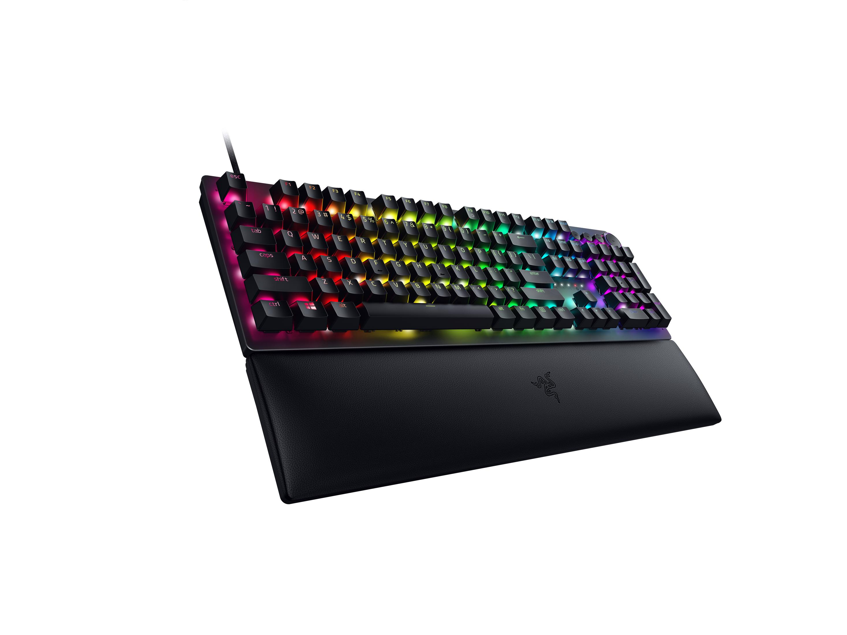 Schwarze Gaming-Tastatur mit RGB-Hintergrundbeleuchtung und angebrachter schwarzer Handballenauflage.