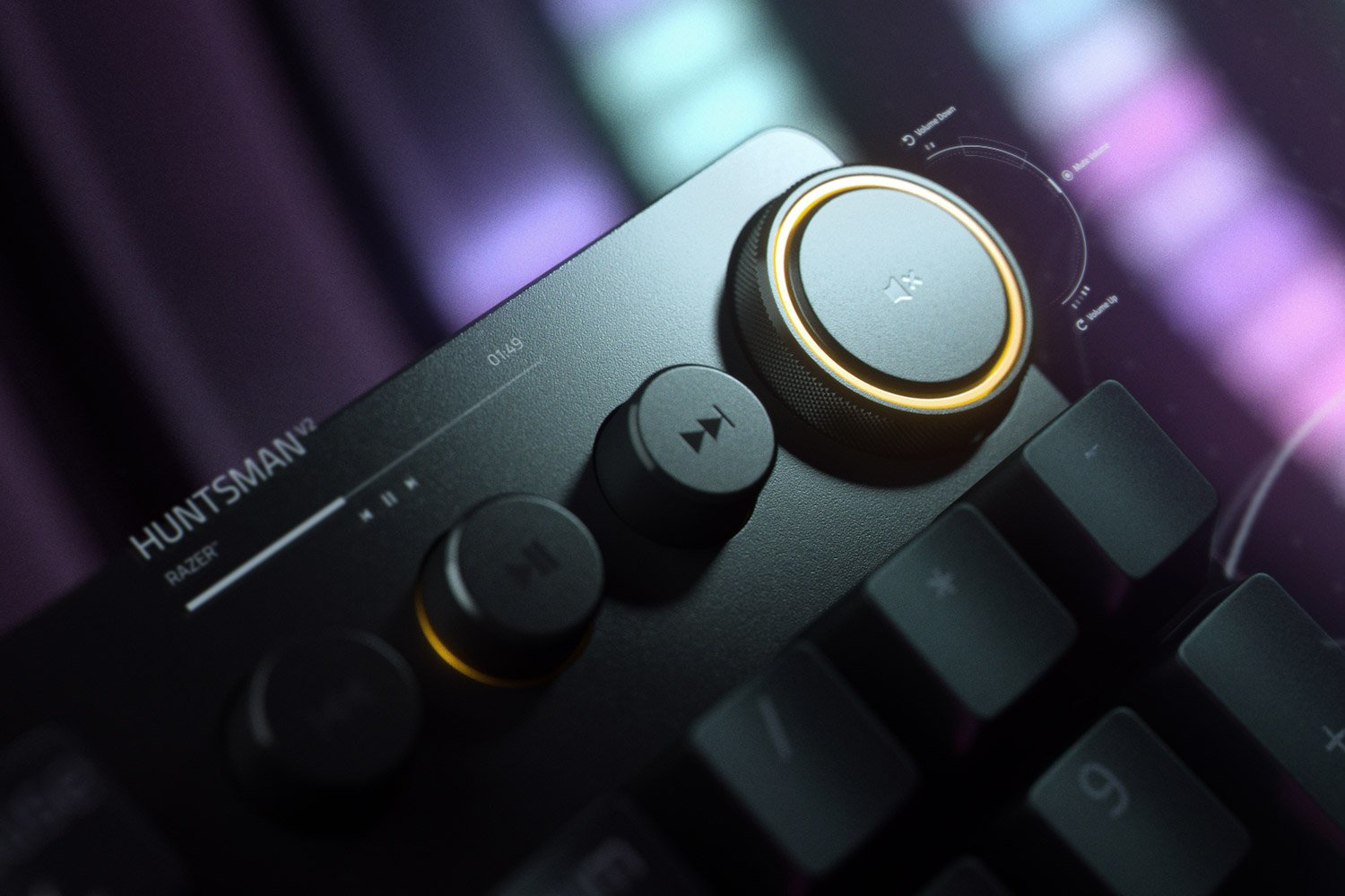Nahaufnahme einer schwarzen Razer Huntsman V2 Tastatur mit leuchtend goldenem Lautstärkeregler und Medientasten.