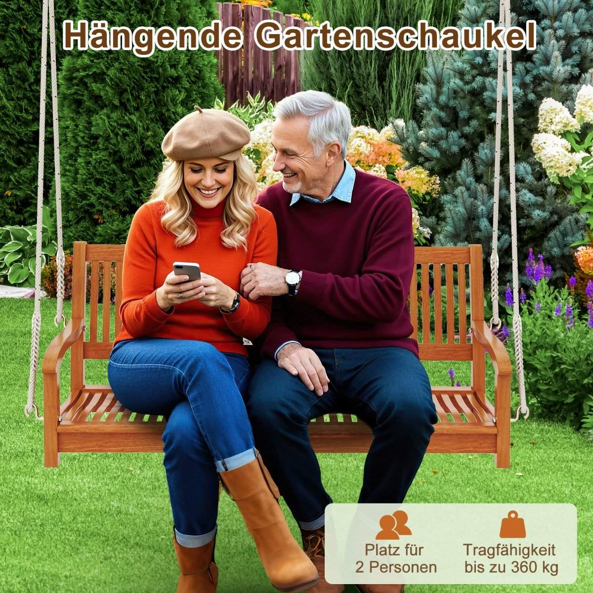 Een gelukkig koppel zit op een houten tuinschommel voor groene planten en kijkt naar een smartphone.