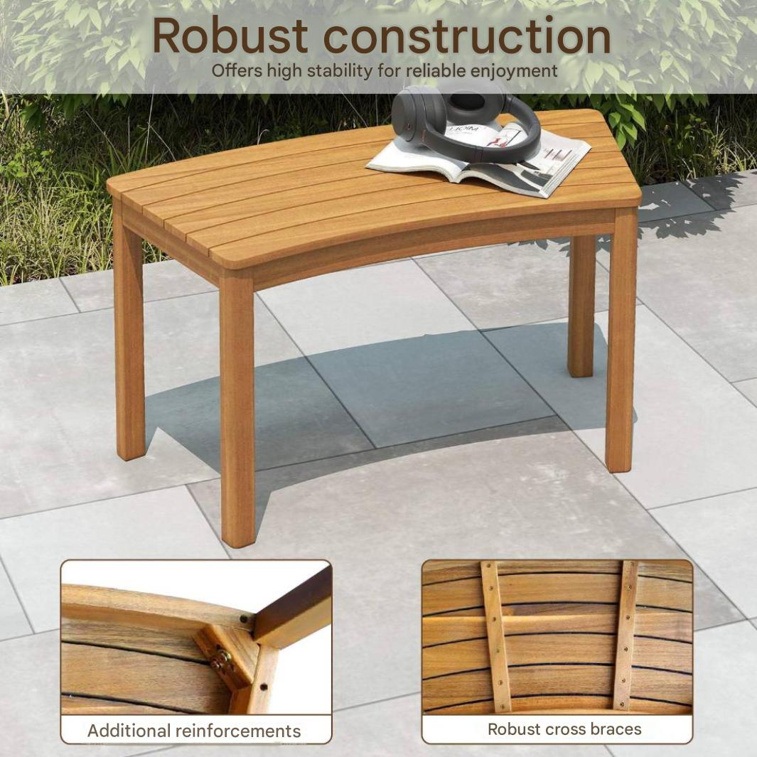 Een houten tafel op een terras met een boek en koptelefoon erop, met details onderaan.