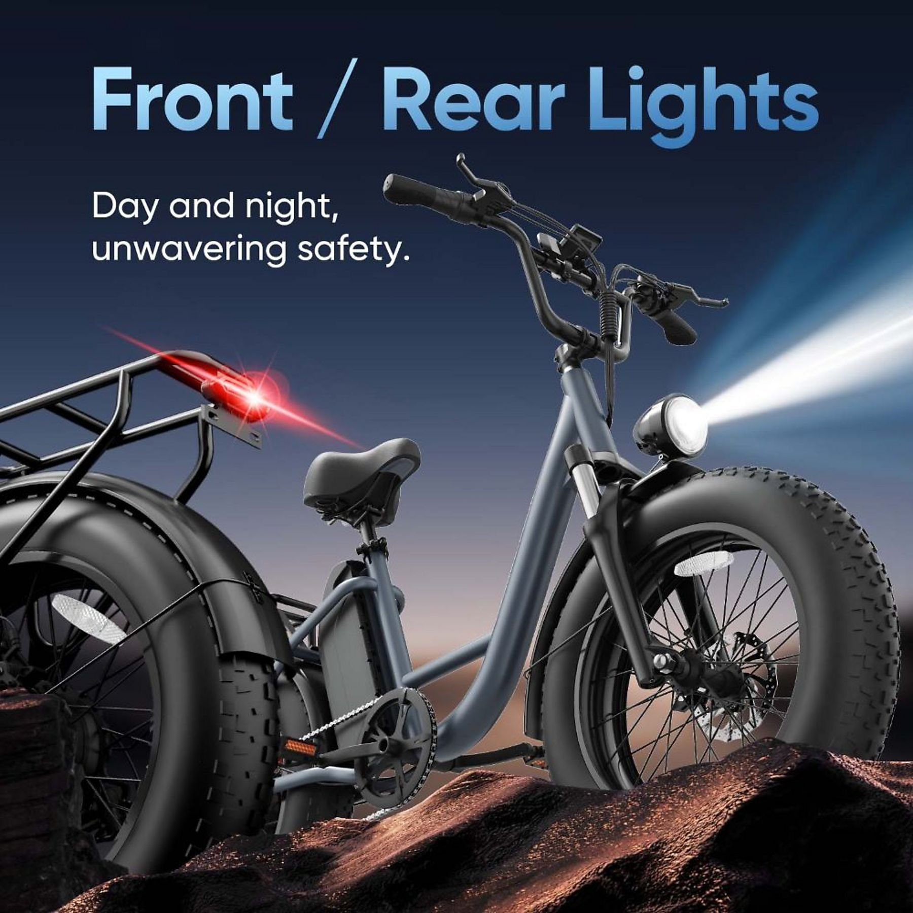 Una e-bike grigia con pneumatici larghi su terreno roccioso, con luci anteriori e posteriori accese.