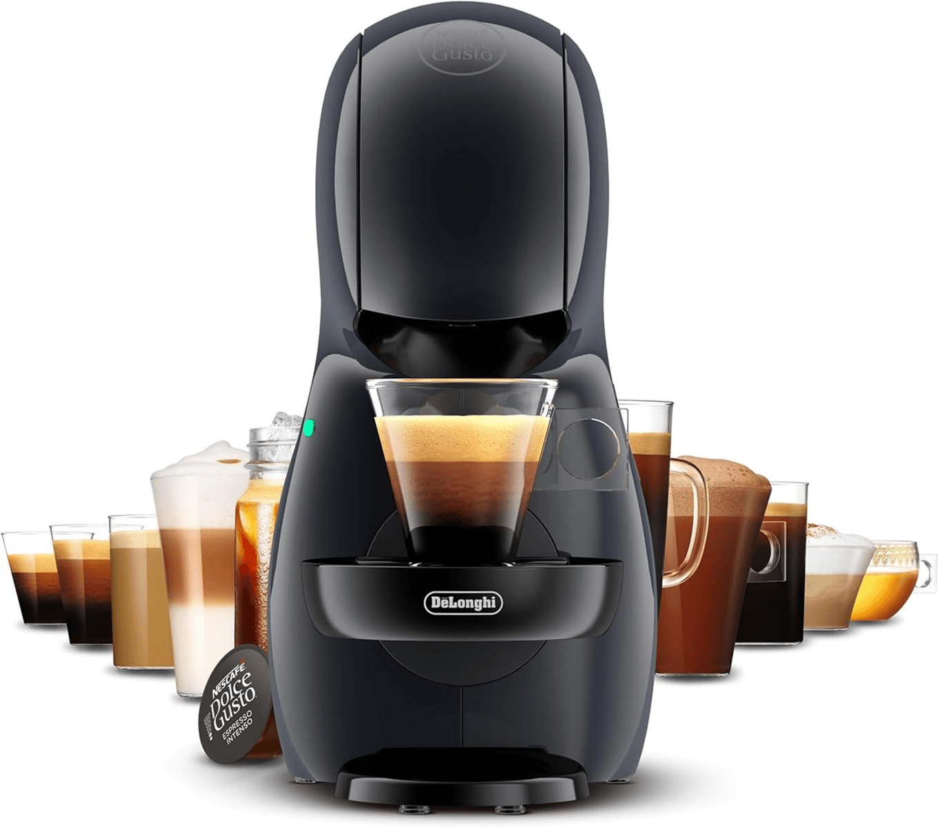 Caffettiera nera DeLonghi con una tazza di caffè in vetro, circondata da varie bevande a base di caffè.