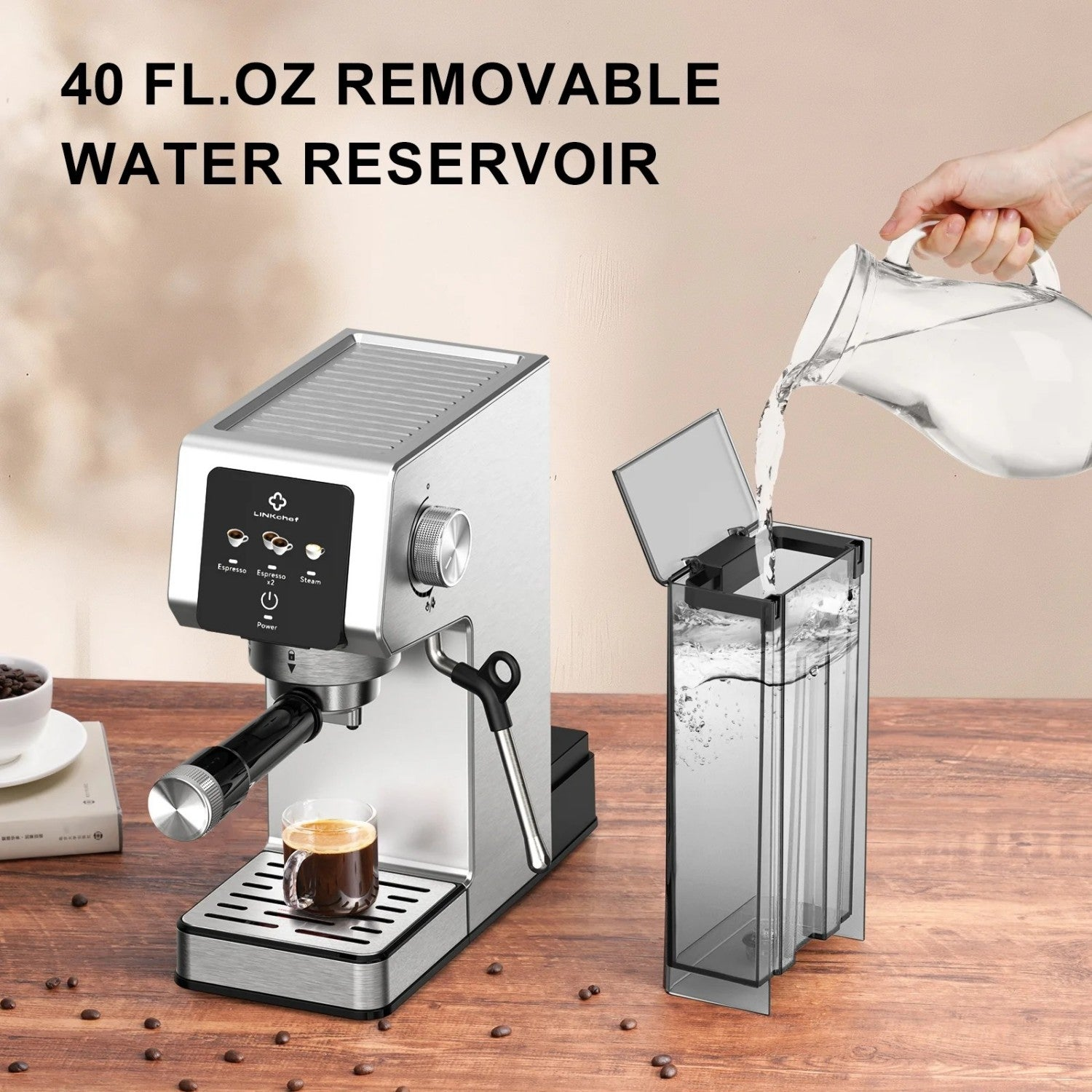 Una mano vierte agua de una jarra en el depósito de agua extraíble de una cafetera espresso plateada sobre una mesa.