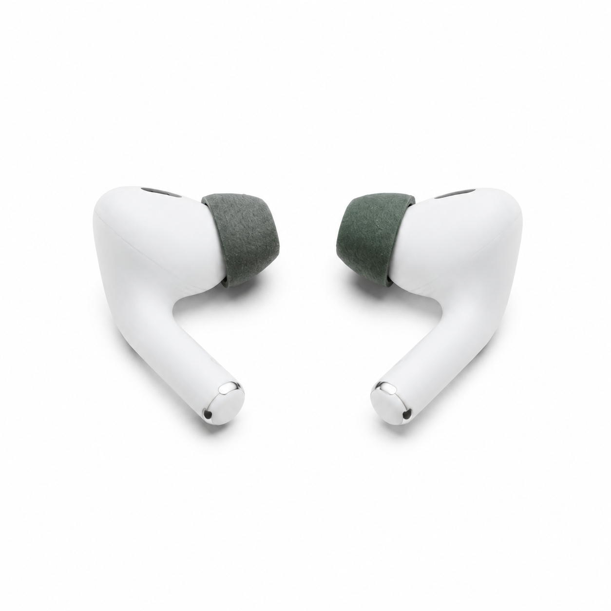 Zwei weiße In-Ear-Kopfhörer mit grauen Silikonaufsätzen vor einem weißen Hintergrund.