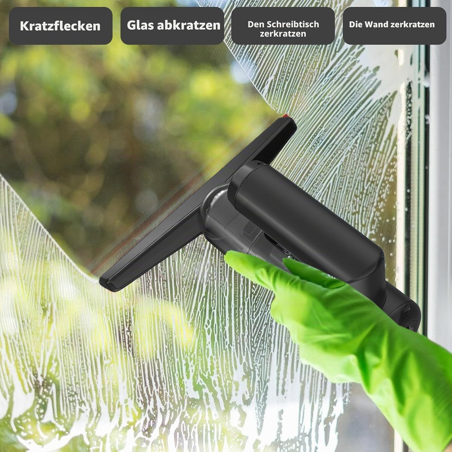 Ein Glasreiniger mit grünem Handschuh wischt Schaum von einem Fenster.