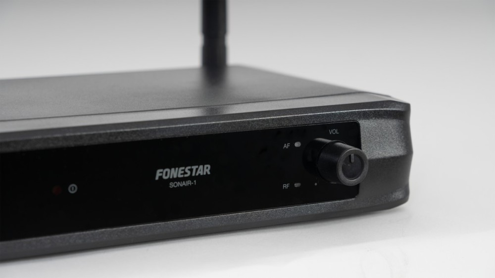 Czarne urządzenie audio Fonestar Sonair-1 z pokrętłem głośności i anteną na jasnym tle.
