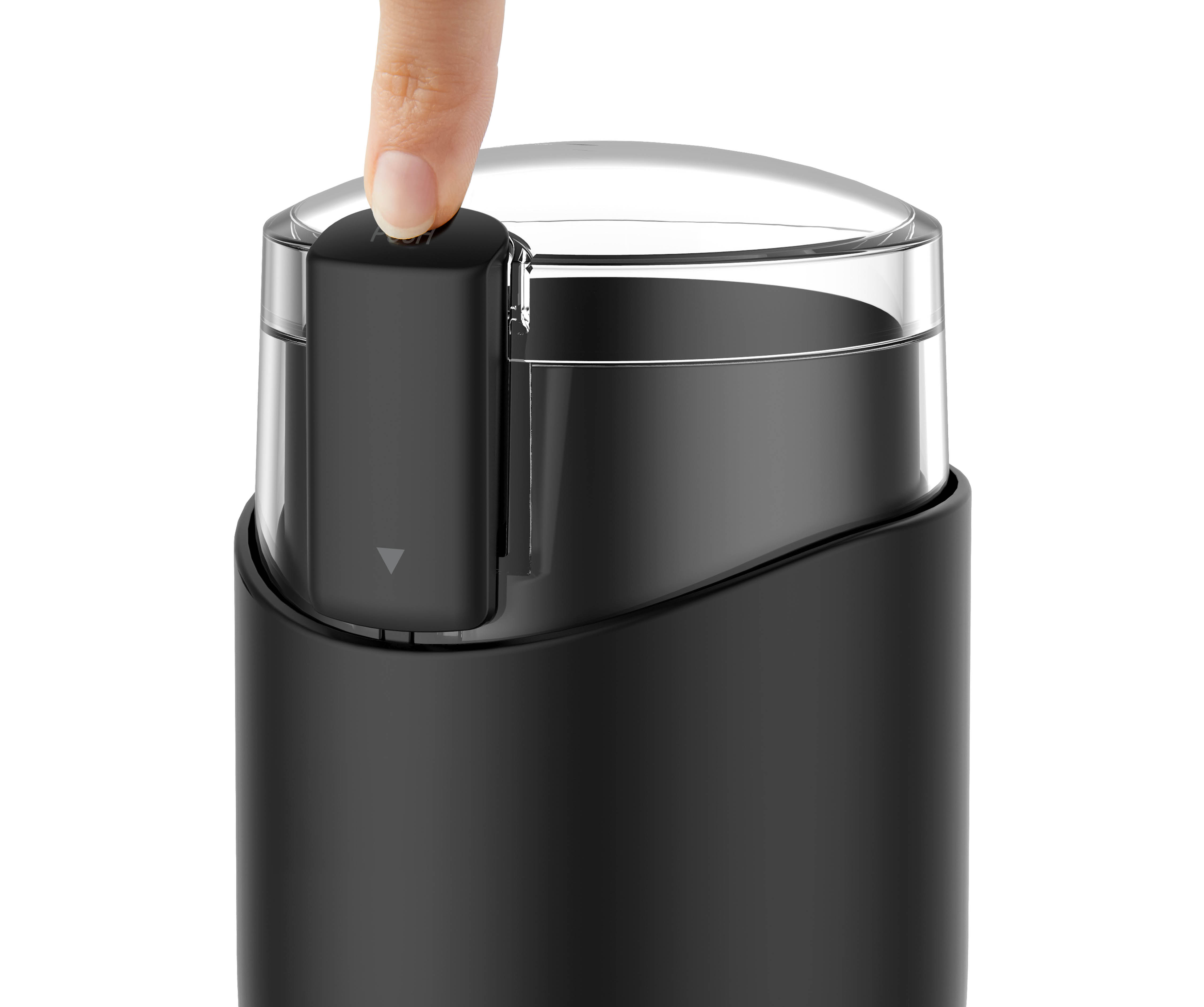 Ein Finger drückt den Einschaltknopf auf einer modernen schwarzen Kaffeemühle.