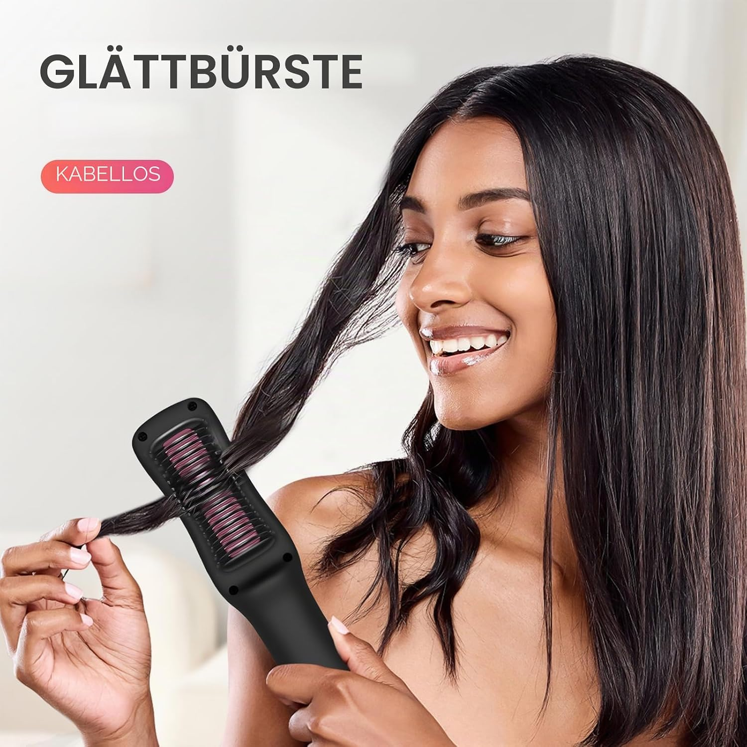 Eine lächelnde Frau benutzt eine schwarze kabellose Glättbürste für ihr langes, glattes Haar.