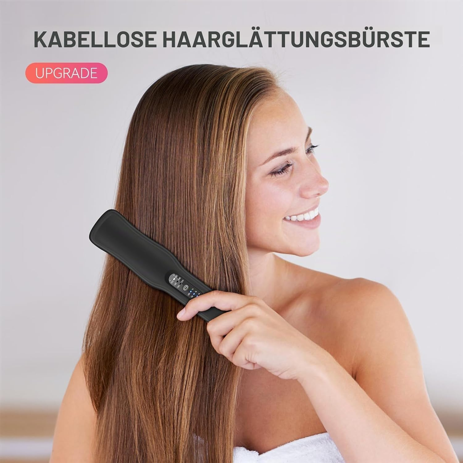 Eine junge Frau stylt ihr langes braunes Haar mit einer kabellosen Glättungsbürste.