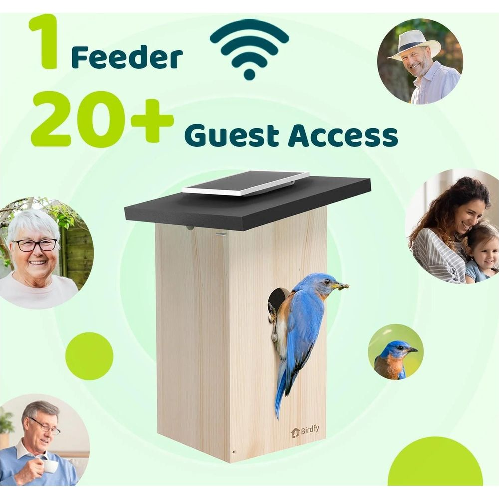 Ein hölzernes Vogelhäuschen mit WLAN-Symbol und Fotos von Leuten, die zuschauen.