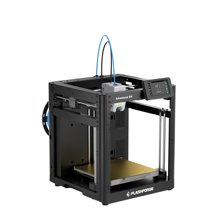 Ein schwarzer 3D-Drucker mit goldener Druckplatte und blauem Filamentrohr vor schwarzem Hintergrund.