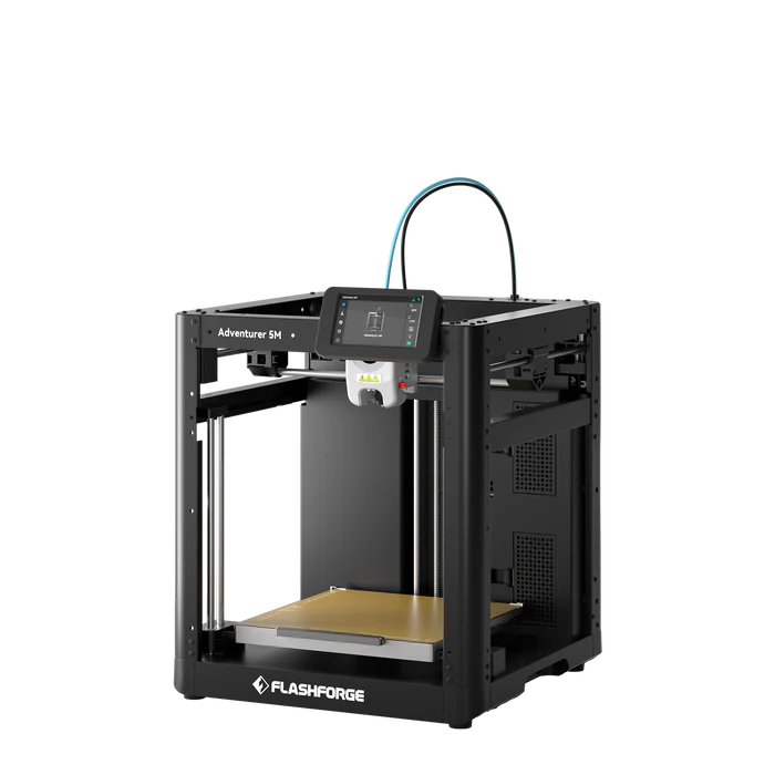Ein schwarzer Flashforge Adventurer 5M 3D-Drucker vor einem dunklen Hintergrund.
