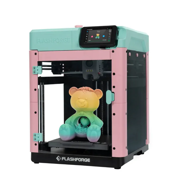 Ein rosa-mintgrüner Flashforge 3D-Drucker mit einem gedruckten, mehrfarbigen Bärchen darin.