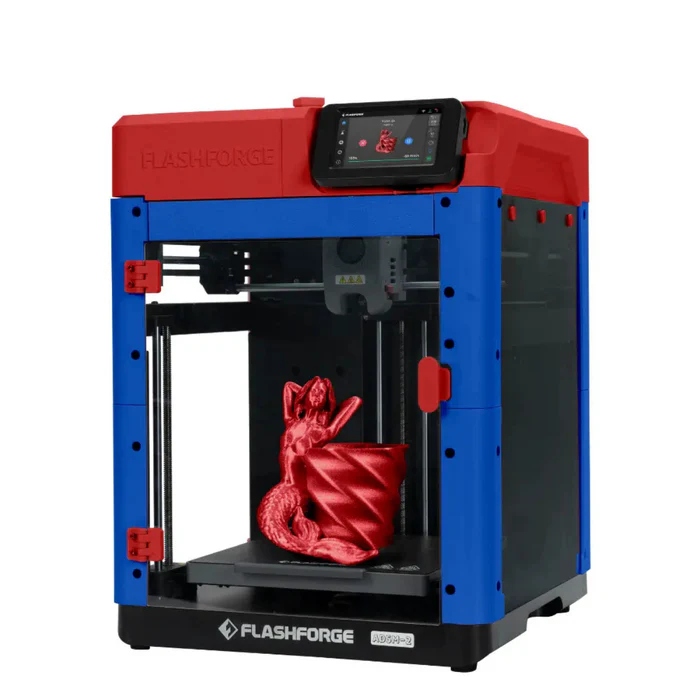 Ein rot-blauer Flashforge 3D-Drucker mit einem roten Modell einer Meerjungfrau im Druckraum.