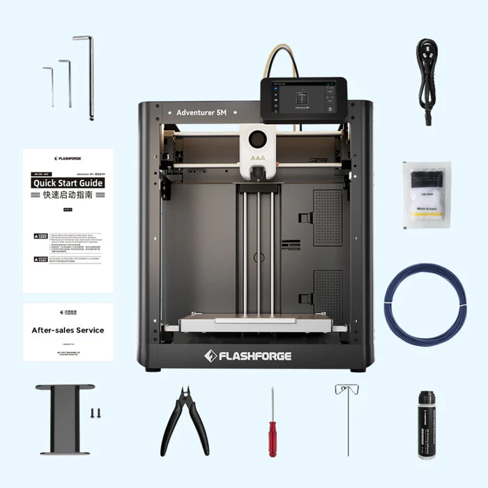 Flashforge Adventurer 5M 3D-Drucker umgeben von Zubehör, Werkzeugen, Anleitung, Filament und Netzkabel auf Hellblau.