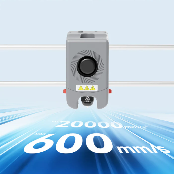 Grauer 3D-Druckerkopf vor hellem Hintergrund mit Text Max 600 mm/s und 20000 mm/s2.