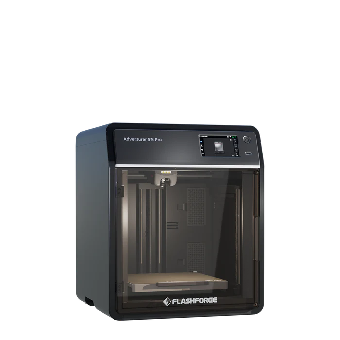 Ein geschlossener schwarzer 3D-Drucker mit Glastür und Touchscreen vor schwarzem Hintergrund.