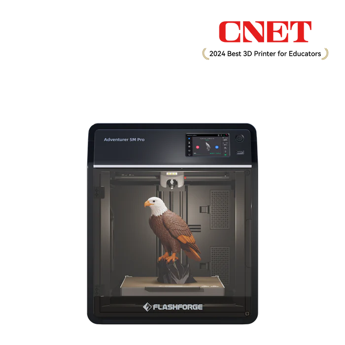 Ein Flashforge Adventurer 5M Pro 3D-Drucker mit einer gedruckten Adlerfigur im Inneren vor schwarzem Hintergrund.