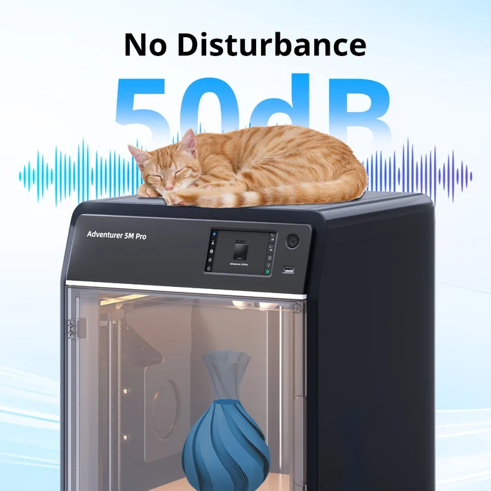 Eine orangefarbene Katze schläft auf einem leisen 3D-Drucker mit einer blauen Vase im Inneren.